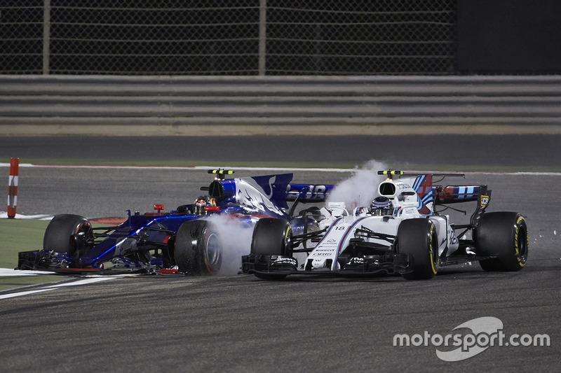 Lance Stroll, Williams FW40, Carlos Sainz Jr., Toro Rosso STR12, collide