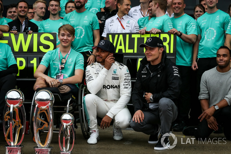 1. Lewis Hamilton, Mercedes AMG F1; 2. Valtteri Bottas, Mercedes AMG F1, mit Billy Monger