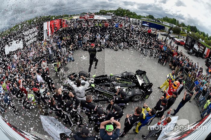 Na Indy, o dia foi de Josef Newgarden. O piloto se aproveitou de um problema com o companheiro Will Power para vencer pela primeira vez pela Penske. Hélio Castroneves foi o melhor brasileiro, em quarto. Kanaan foi o sétimo.