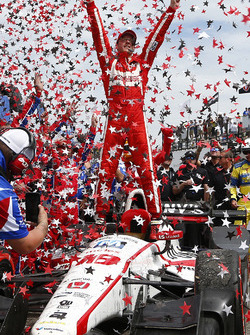 Sébastien Bourdais, Dale Coyne Racing Honda, celebrates his win