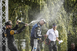 Podium : le deuxième Scott Dixon, Chip Ganassi Racing Honda, le vainqueur Graham Rahal, Rahal Letterman Lanigan Racing Honda, le troisième James Hinchcliffe, Schmidt Peterson Motorsports Honda