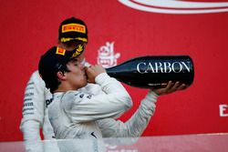 Lance Stroll, Williams, bebe champán en el podio por delante de Valtteri Bottas, Mercedes AMG F1