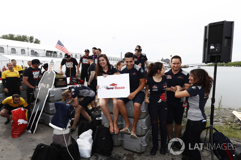 Haas F1 Team і Scuderia Toro Rosso у гонці на плотах