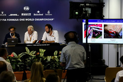 Заступник гоночного директора FIA Лоран Мекіс, гоночний директор FIA Чарлі Вайтінг, медіа-делегат FI