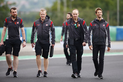 Romain Grosjean, Haas F1 Team, realiza una caminata de pista con colegas