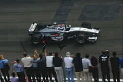 Mika Hakkinen,McLaren MP4/14 Mercedes-Benz, fête la victoire à l'arrivée