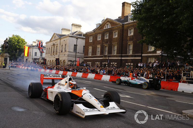 Stoffel Vandoorne, McLaren MP4/6 ve Valtteri Bottas, Mercedes AMG F1 W08
