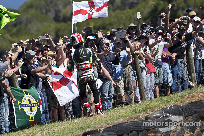 Race winner Jonathan Rea, Kawasaki Racing celebrates with fans