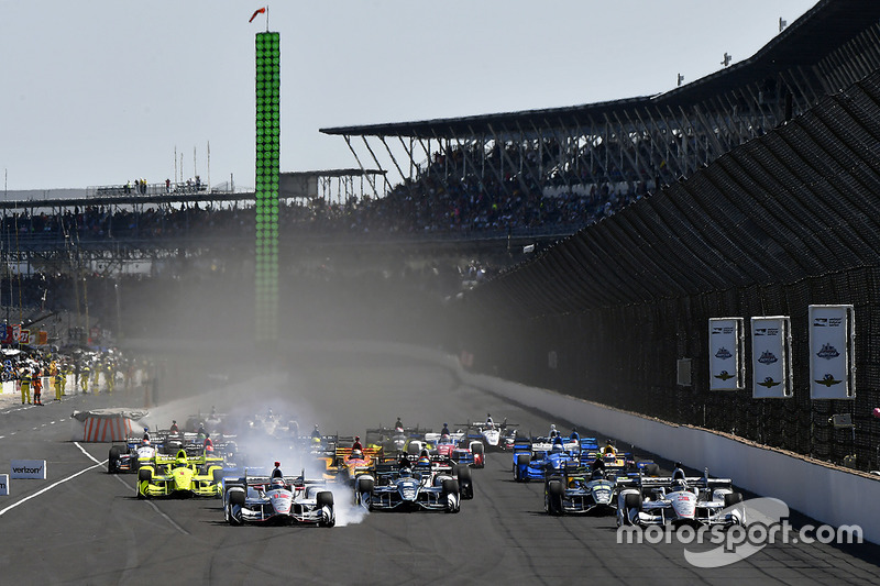 Start: Will Power, Team Penske, Chevrolet; Helio Castroneves, Team Penske, Chevrolet