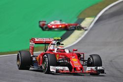 Kimi Raikkonen, Ferrari SF16-H alors que son équipier Sebastian Vettel est en tête-à-queue