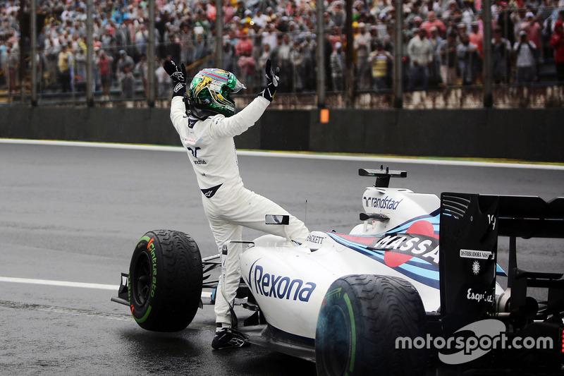 Felipe Massa, Williams FW38 waves to the crowd after he crashed out of the race