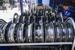 Des roues en attente de recevoir des pneus Michelin