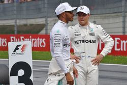 Ganador de la pole Valtteri Bottas, Mercedes AMG F1, Lewis Hamilton, Mercedes AMG F1