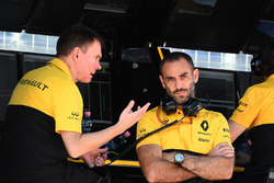 Alan Permane, Renault Sport F1 Team Race Engineer, Cyril Abiteboul, Renault Sport F1 Managing Direct