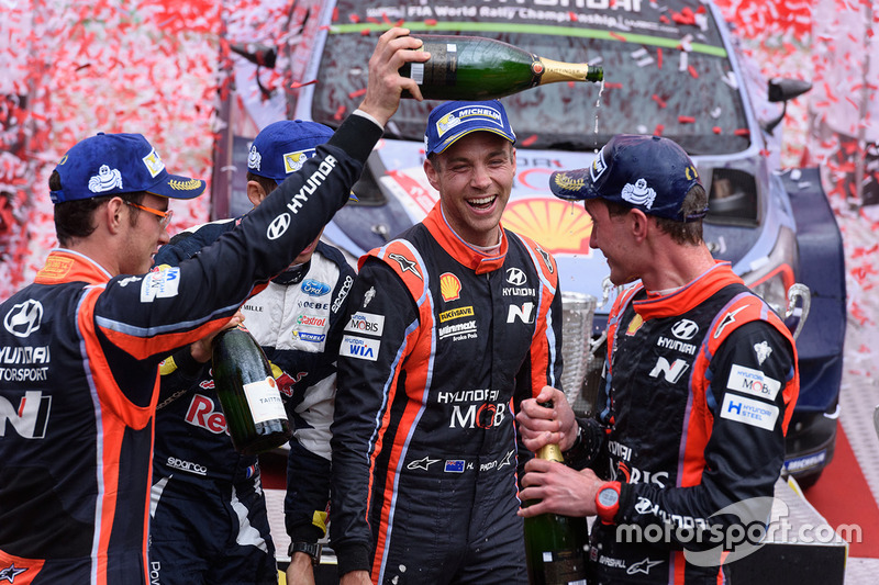I vincitori Thierry Neuville, Nicolas Gilsoul, Hyundai Motorsport, al secondo posto Hayden Paddon, S