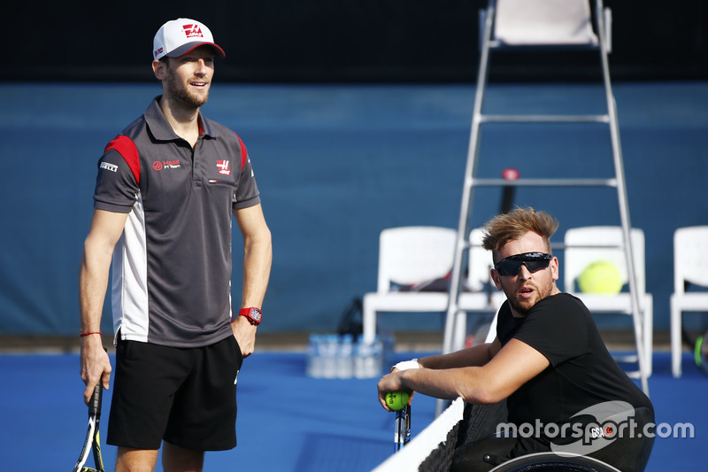 Ромен Грожан, Haas F1 Team, грає у тенніс із австралійським параолімпійським чемпіоном Діланом Алькоттом