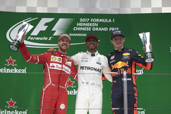 Podio: Sebastian Vettel, Ferrari, Aldo Costa, jefe de ingenieros de Mercedes AMG, Lewis Hamilton, Me