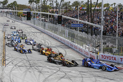 Scott Dixon, Chip Ganassi Racing Honda leads at the start