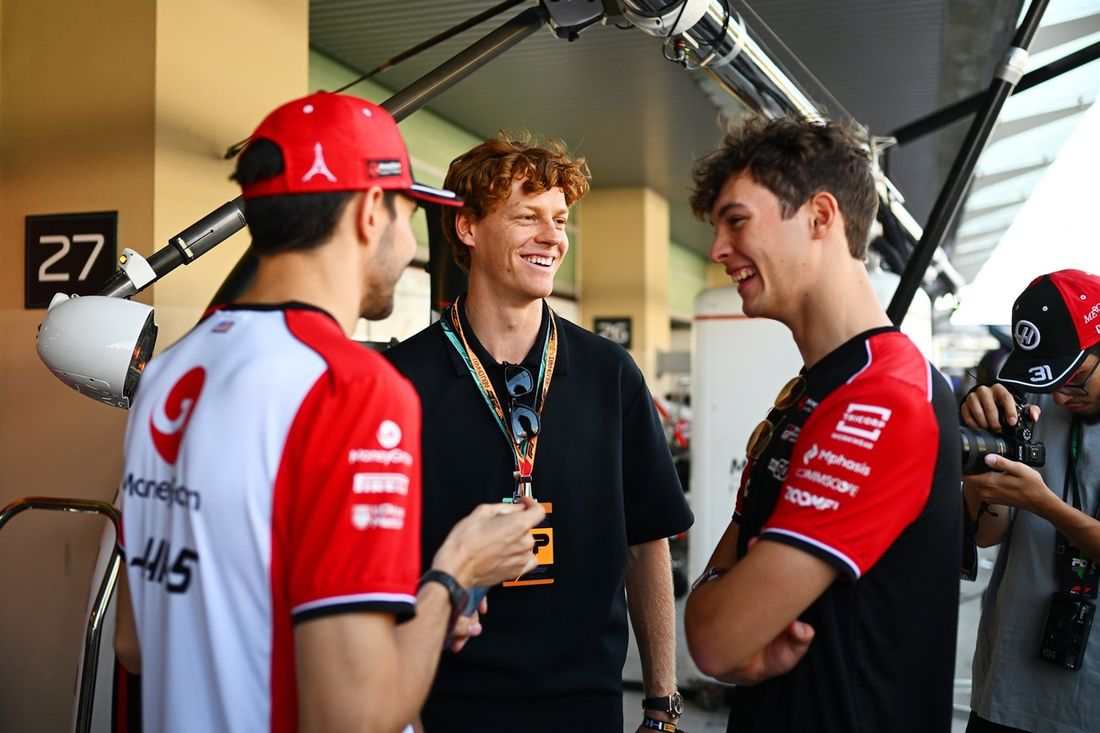Jannik Sinner, Esteban Ocon, Haas F1 Team, Oliver Bearman, Haas F1 Team