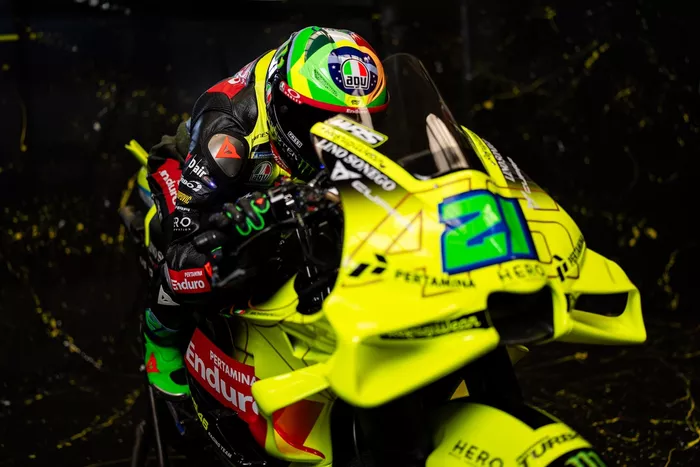 VR46、2026年は”黒い”存在へ……新カラーリング披露 MotoGP