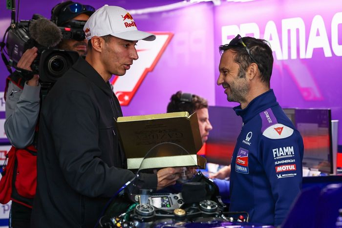 プラマック・レーシングのトプラク・ラズガトリオグル、ジーノ・ボルソイにバクラヴァを提供