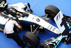 Le vainqueur Nico Rosberg, Mercedes AMG F1 W07 Hybrid dans le Parc Fermé