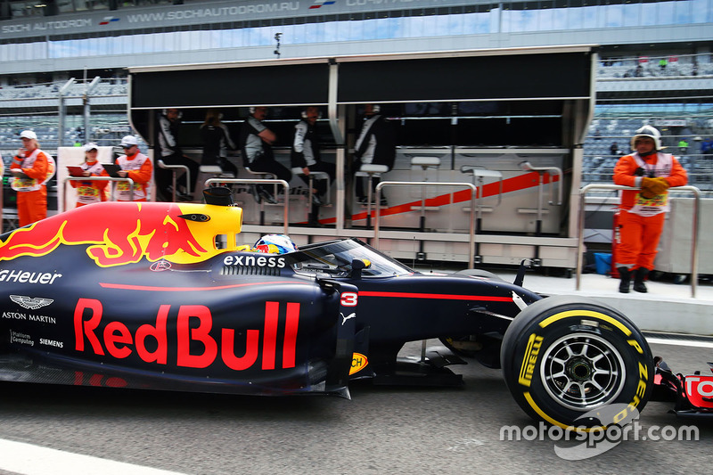 Daniel Ricciardo, Red Bull Racing RB12, abandona el pit-lane con el Aero Screen