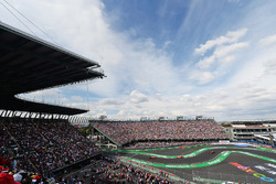 Max Verstappen, Red Bull Racing RB12 voor Sebastian Vettel, Ferrari SF16-H en Daniel Ricciardo, Red