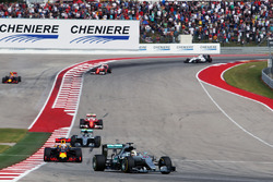 Льюїс Хемілтон, Mercedes AMG F1 W07 Hybrid лідирує на початку гонки