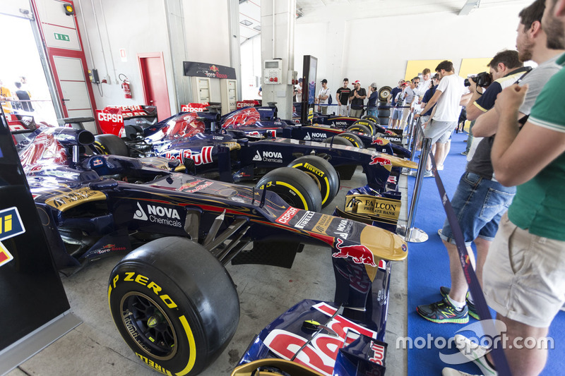 Le monoposto Toro Rosso in esposizione