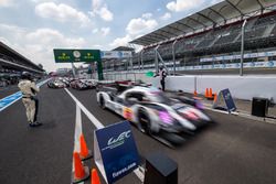 Autos de LMP1 se alinean por la bandera roja