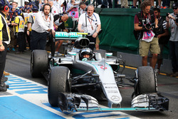 Le vainqueur Nico Rosberg, Mercedes AMG F1 dans le Parc Fermé