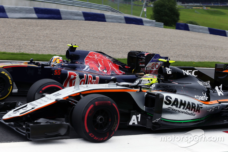 Carlos Sainz Jr., Scuderia Toro Rosso STR11 y Sergio Pérez, Sahara Force India F1 VJM09 luchan por l