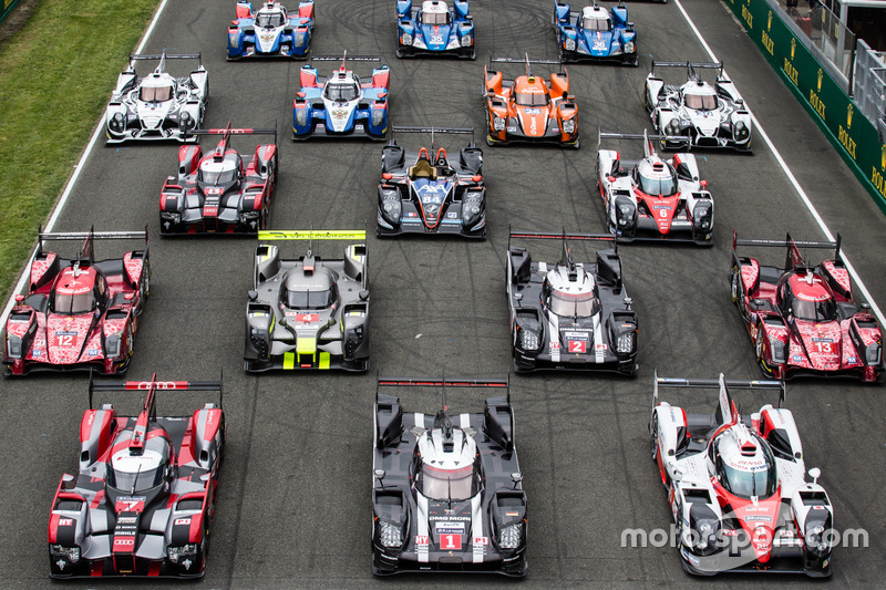 La sesión de fotos tradicional de los coches de Le Mans