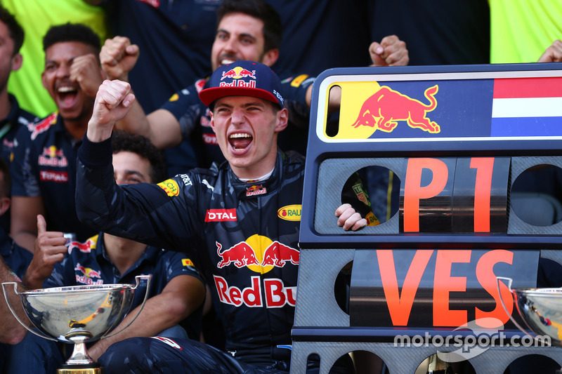#1: Sieger Max Verstappen feiert mit dem Team von Red Bull Racing