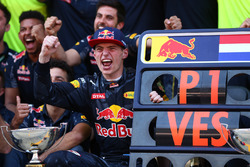 Первое место - Макс Ферстаппен, Red Bull Racing празднует с командой