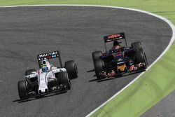 Felipe Massa, Williams FW38 y Daniil Kvyat, Scuderia Toro Rosso STR11