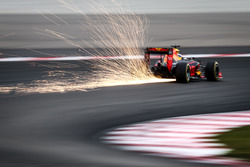 Daniel Ricciardo, Red Bull Racing RB12 fa scintille