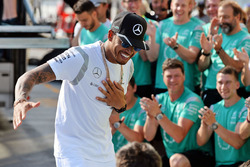Race winner Lewis Hamilton, Mercedes AMG F1 celebrates with the team