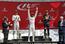 Het podium: Nico Rosberg, Mercedes AMG F1, tweede; Lewis Hamilton, Mercedes AMG F1, winnaar; Max Ver