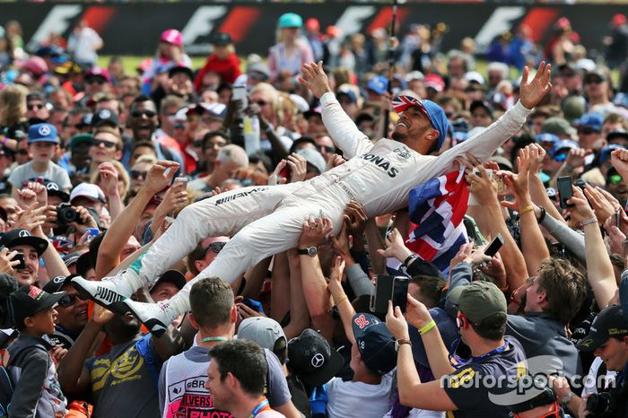 Ganador de la carrera Lewis Hamilton, Mercedes AMG F1 celebra con los fans