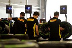 Técnicos de Pirelli en el trabajo