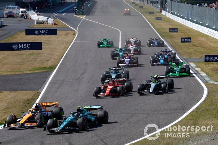 Oscar Piastri, McLaren MCL38 lucha con Fernando Alonso, Aston Martin AMR24, mientras que Charles Leclerc, Ferrari SF-24 lucha con Lewis Hamilton, Mercedes F1 W15.