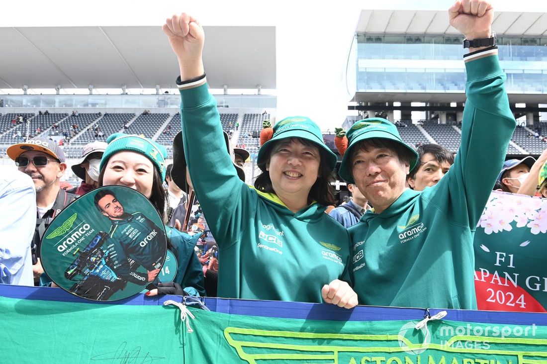 Los aficionados apoyan a Fernando Alonso, Aston Martin F1 Team