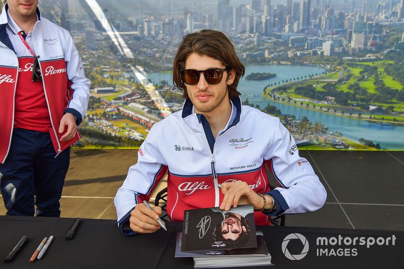 Antonio Giovinazzi, Alfa Romeo Racing, firma autografi ai tifosi