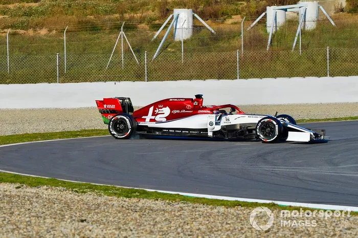 Kimi Raikkonen trompea con el Alfa Romeo Racing C38