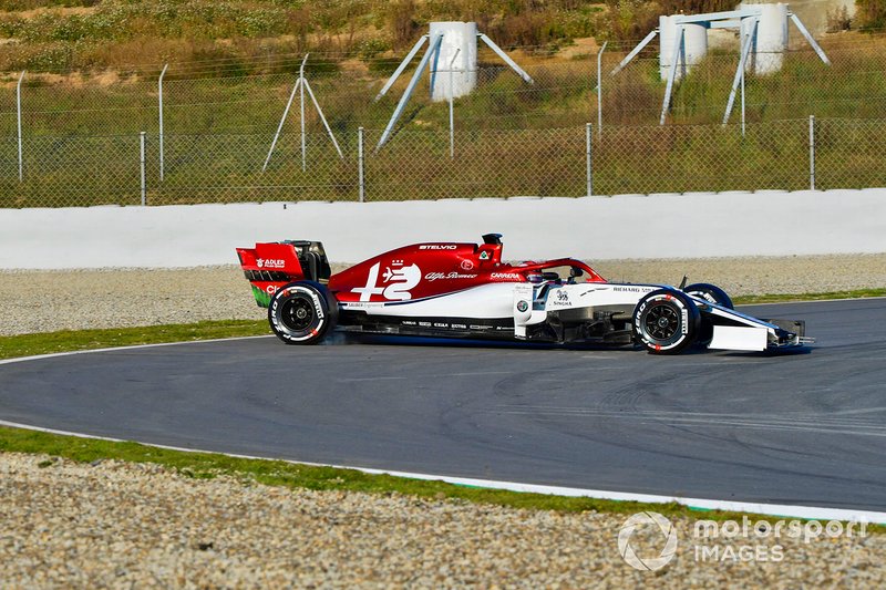 Kimi Raikkonen, Alfa Romeo Racing C38, hace trompo
