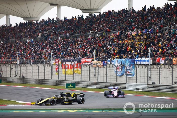 Daniel Ricciardo, Renault F1 Team R.S.19, y Sergio Perez, Racing Point RP19