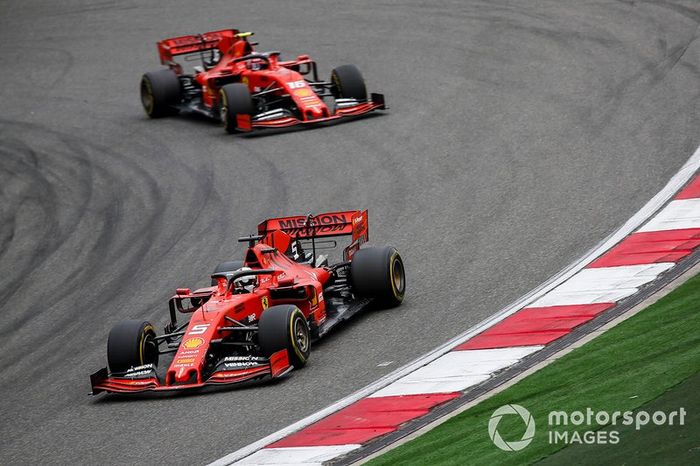 Sebastian Vettel, Ferrari SF90, precede Charles Leclerc, Ferrari SF90
