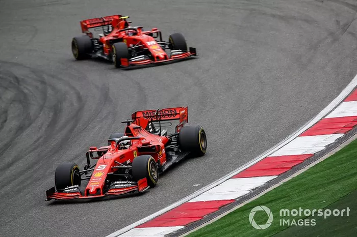 Sebastian Vettel, Ferrari SF90, precede Charles Leclerc, Ferrari SF90